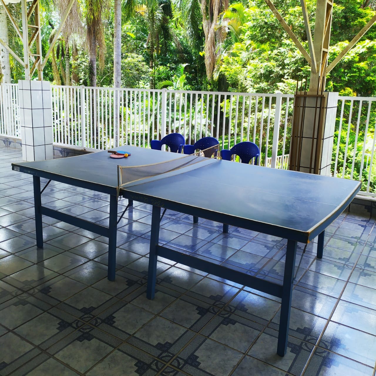 Área coberta com mesa de pingue-pongue